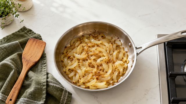 Лук темнеет раньше, чем становится мягким: как изменить подготовку